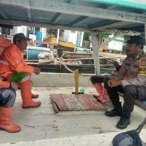 Bhabinkamtibmas Pulau Sabira Ajak Warga Ciptakan Pemilu 2024 yang Aman dan Damai Melalui Patroli Dialogis