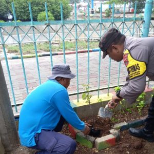 Polsek Kepulauan Seribu Utara Galakkan Penanaman Pohon Bersama Warga untuk Perangi Polusi Udara