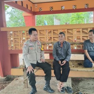 Bhabinkamtibmas Pulau Untung Jawa Ajak Warga Sukseskan Pemilu 2024 dalam Patroli Dialogis