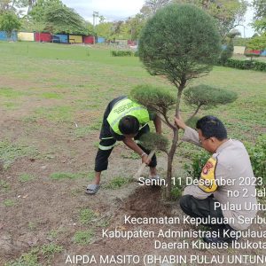 Polsek Kepulauan Seribu Selatan Menggelar Kegiatan Penanaman Pohon ‘Birukan Langit’ untuk Pemeliharaan Kualitas Udara