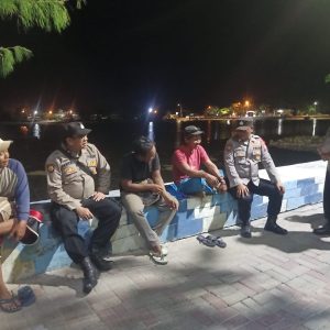 Polsek Kepulauan Seribu Utara Giat Patroli Malam Dialogis di Pulau Pramuka