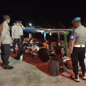 Patroli Malam Sambang Dialogis Polsek Kepulauan Seribu Utara di Pulau Kelapa