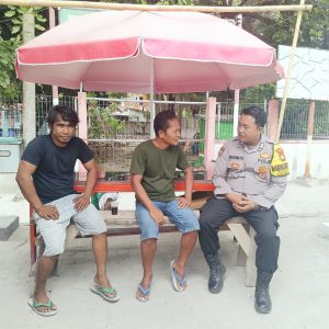 Bhabinkamtibmas Pulau Pari Ajak Warga Sukseskan Pemilu 2024 Melalui Sambang dan Patroli Dialogis