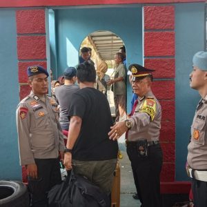 Anggota Posko Ops Lilin Jaya 2023 Polres Kepulauan Seribu Amankan Keberangkatan Warga dan Wisatawan di Dermaga Marina Ancol Menuju Kepulauan Seribu