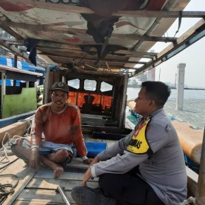 Bhabinkamtibmas Briptu Tulus Ingatkan Masyarakat Pulau Lancang agar Bijak dalam Menggunakan Media Sosial menjelang Pemilu 2024