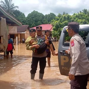 Personil Polsek Sungai Rumbai Bersama Masyarakat Evakuasi Warga Terdampak Banjir di Dharmasraya