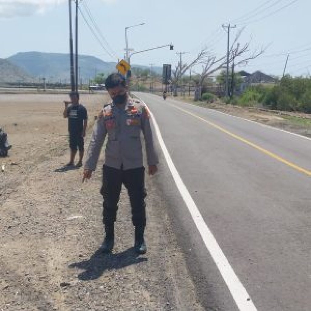Terjadi Laka Lantas Tunggal Anggota Polsek Poto Tano KSB datangi TKP dan Bantu Korban Laka