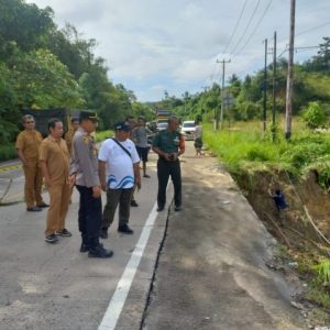 Polsek Pulau Punjung TNI dan Dinas PUPR Cepat Tanggap Atasi Dampak Longsor di Km 7 Jalan Lintas Sumatera