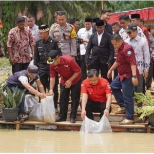 Lepas Bibit Ikan Sutan Riska Beberkan Potensi Perikanan Dharmasraya