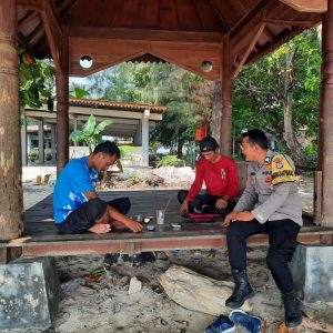Briptu Andika Fajar, Bhabinkamtibmas Pulau Tidung, Berupaya Tingkatkan Sukses Pemilu 2024 Melalui Patroli Dialogis