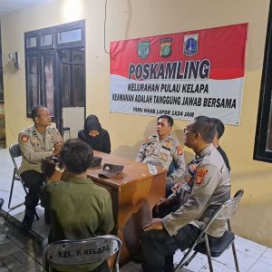 Polsek Kepulauan Seribu Utara dan Warga Pulau Kelapa Bersatu dalam Poskamling untuk Menciptakan Lingkungan Aman Menuju Pemilu 2024