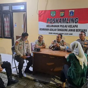Polsek Kepulauan Seribu Utara dan Warga Pulau Kelapa Jalankan Poskamling untuk Mewujudkan Pemilu 2024 yang Aman dan Damai