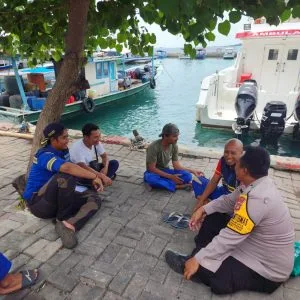 Bhabinkamtibmas Pulau Pramuka Ajak Warga Sukseskan Pemilu 2024 dengan Damai dan Aman