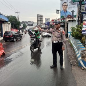 Personil Polsek Ciampea Melakukan Pengaturan Lalu Lintas dan mengurai kemacetan Dalam rangka Jaga Kondusiftas Wilayah dan Mengurangi Laka Lantas