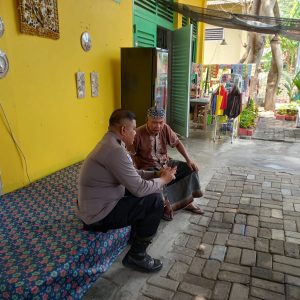 Bhabinkamtibmas Pulau Harapan Sosialisasikan Layanan Contact Center 110 POLRI Door to Door