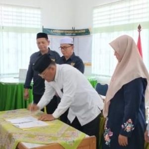 Baznas dan Penerima Tanda Tangani MOU Dalam Program Beasiswa  Satu Keluarga Satu Serjana SKSS.