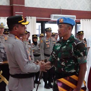 Kapolres Metro Bekasi Berikan Penghargaan Kepada Anggota Paspampres dan Personel Yang Berprestasi