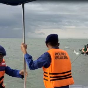 Satpolair Polres Kepulauan Seribu Evakuasi Kapal Nelayan Terombang Ambing di Perairan Pulau G