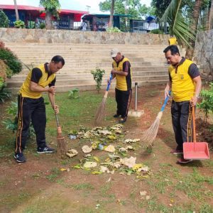 Menyambut Datangnya Bulan Suci Ramadhan, Polsek Tambora Bersih-bersih Masjid