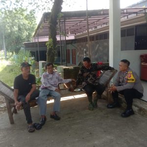Bhabinkamtibmas Wilayah Hukum Polsek Klapanunggal Sambang Kepala Dusun Jalin Silahturahmi Dan Sampaikan Himbauan Kamtibmas