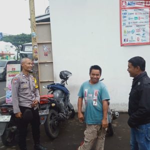 Bhabinkamtibmas Wilayah Hukum Polsek CSR (Cisarua) Sambang Warga Beri Himbauan Dan Ajak Jaga Kamtibmas