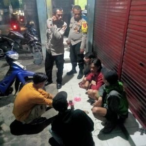 Kapolsek Tamansari Bersama Anggota Polsek Terjun Langsung Laksanakan Giat C3 Antisipasi Aksi Tawuran/Perang Sarung Dan Aksi Kriminalitas Lainnya Di Jam Menjelang Sahur dan Sehabis Sholat Subuh