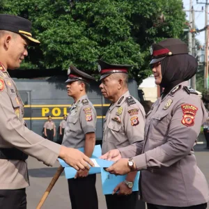 Polres Bogor Laksanakan Upacara Hari Kesadaran Nasional dan Pemberian Penghargaan Kepada Personil Yang Menunjukkan Kedisplonannya Dalam Menjalankan Tugas Serta Kenaikan Pangkat Pengabdian di Polres Bogor