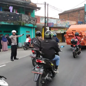 Anggota Personil Wilayah Hukum Polsek Ciampea Laksanakan Giat Rutin Dalam Pengaturan lalulintas