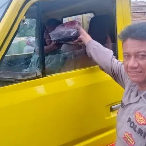 Kapolsek Rancabungur Pimpin Langsung Giat Pembagian Takjil Gratis Bersama Anggota Jajaran Polsek Rancabungur