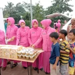 Polsek Rumpin dan Bhayangkari Bagikan Takjil di Jalan Raya Rabak Kecamatan Rumpin