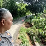 Anggota Polsek Sukamakmur Cek Lokasi TKP Ada ya Pergeseran Tanah Desa Cibadak Kecamatan Sukamakmur