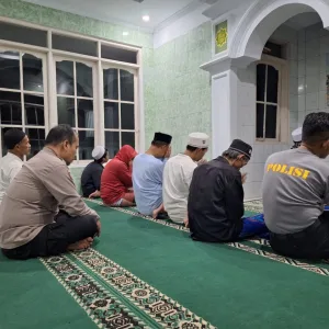 Personil Wilayah Hukum Polsek Cisarua Laksanakan Giat Shalat Subuh berjamaah Bersama Warga Masyarakat Wujud Sinergitas Terjalin Baik