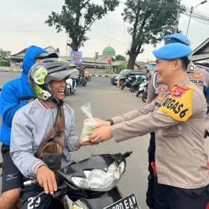 Menjelang Berbuka Puasa Si Propam Polres Bogor Berbagi 100 Takjil Kepada Masyarakat