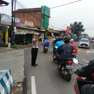 Anggota Wilayah Hukum Polsek Ciampea Polres Bogor Laksanakan Rutin Gatur Lalu Lintas