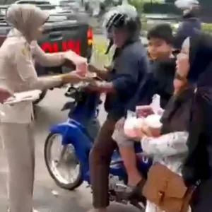 Bagian Pembinaan Personil Polres Bogor Bag SDM Bagikan Takjil Untuk Berbuka Puasa Bagi Pengguna Jalan Yang Melintas di Depan Mako Polres Bogor