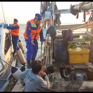 Patroli Laut Dialogis: Satpolairud Polres Kepulauan Seribu Himbau Nelayan Soal Keselamatan di Perairan Pulau Untung Jawa