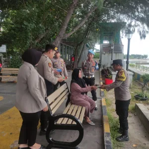 Polsek Kepulauan Seribu Selatan Bagikan Takjil Berkah Ramadhan di Pulau Untung Jawa