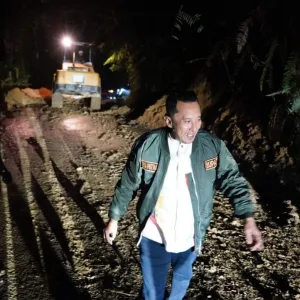 Bupati Eka Putra Terjun langsung Dan Pastikan Kelok Aie Dapat Dilewati