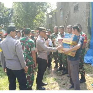 Polsek Ciawi Bersama Forkompicam Lakukan Penanganan Bencana Ambruknya Tembok Rumah di Ciawi, Bogor