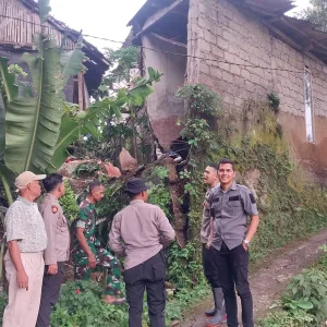Polsek Ciawi Bersama Instansi Terkait Lakukan Pengecekan Kembali Adanya Rumah Roboh Akibat Bencana Alam
