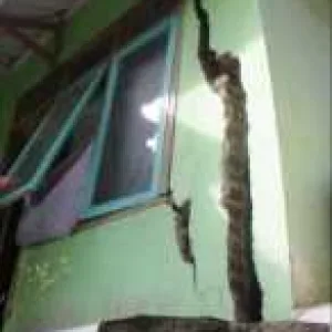 Sudah Bertahun-tahun keretakan rumah² warga kp.arca dan kp.cijawa desa ciambar akibat getaran alat berat proyek tol bocimi tidak ada yang tanggung jawab