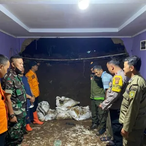 Polsek Caringin Bersama Instansi Terkait Lakukan Pengecekan Terkait Musibah Bencana Robohnya Rumah Warga