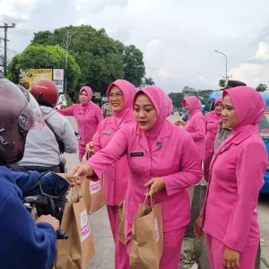Kapolsek Cijeruk Bersama Ketua Ranging Bhayangkari Cijeruk, Lakukan Giat Penyerahan Tali Asih dari Ketua Bhayangkari Cabang Polres Bogor kepada Personil Pos Pam Cigombong
