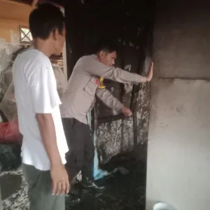Polsek Ciomas Cek Lokasi Rumah Yang Mengalami Musibah Kebakaran