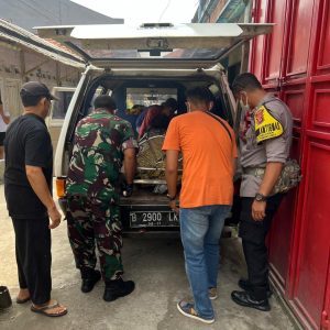 Polsek Cibinong Lakukan Olah TKP Tetkait Temuan Mayat Dalam Rumah