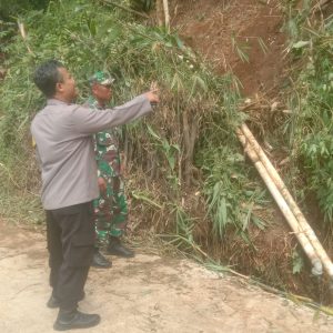 Polsek Taman Sari Cek TKP Bencana  Alam Adanya Tanah Longsor