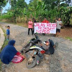 Jalan kabupaten kecamatan ciambar menuju tiga desa rusak parah.