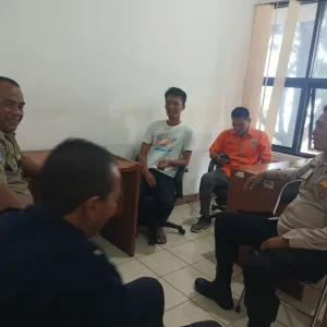 Bhabinkamtibmas Pulau Kelapa Laksanakan Sambang untuk Cooling System Pasca Pemilu 2024