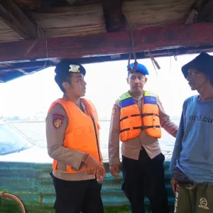 Patroli Satpolairud Polres Kepulauan Seribu Berikan Himbauan Kamtibmas dan Keselamatan Berlayar