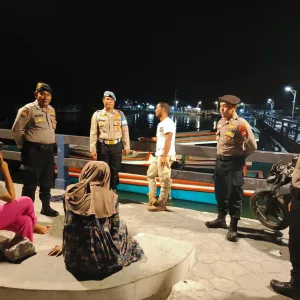 Patroli Malam Perintis Presisi dan Dialogis di Pulau Kelapa untuk Antisipasi Gangguan Kamtibmas Pasca Pemilu 2024